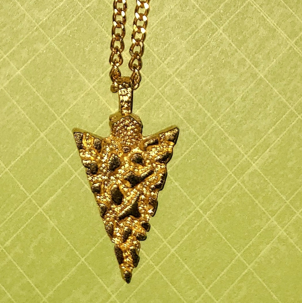 Gold tone arrow charm and necklace.